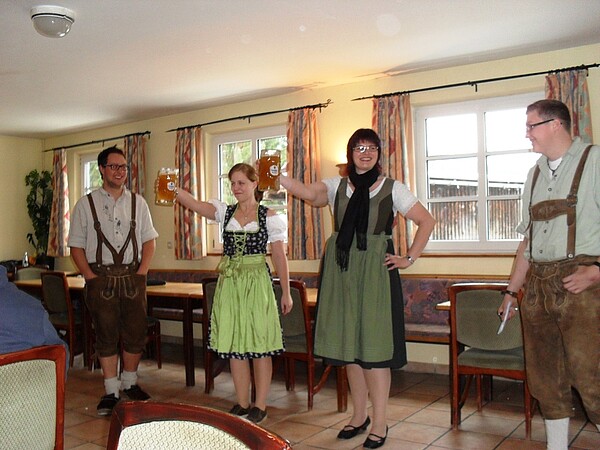 Bierkrug-Stemmen im Dirndl