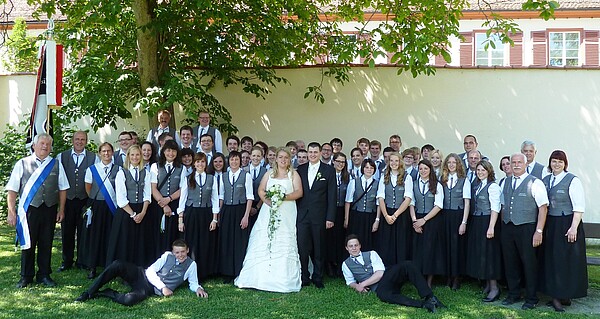 Gruppenbild: Hochzeitspaar mit Musikverein
